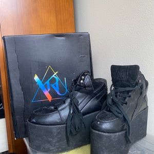 YRU Qozmo Black Platform Sneakers
